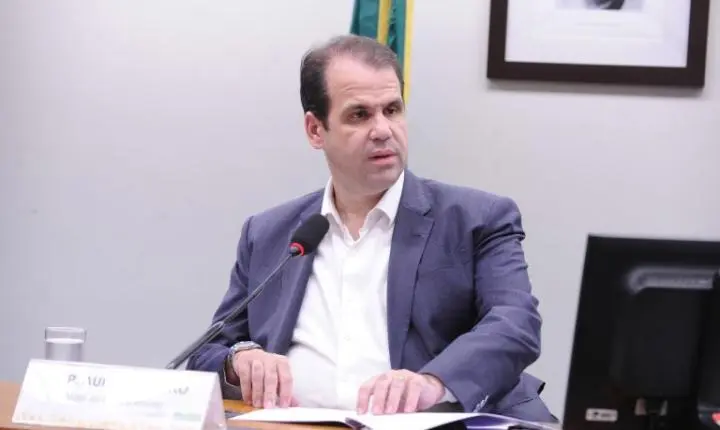 Projeto torna obrigatório indicar a cor de roupa na etiqueta para auxiliar daltônicos